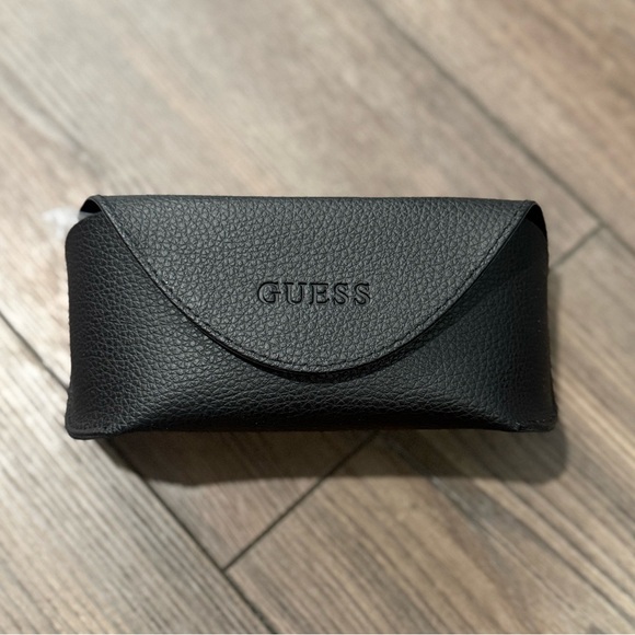 NWT Guess Sunglasses Red Women’s Rectangle Frame Gold Detail with Case - Picture 3 of 3